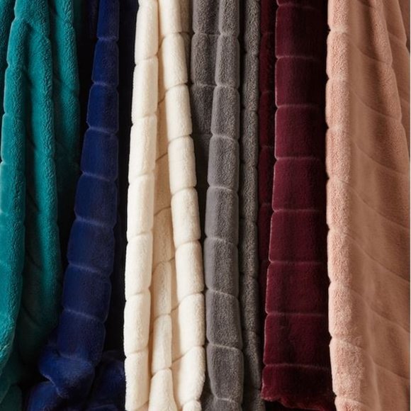 BNIB / Indigo / channelled faux fur throw / BURGUNDY ♥️ - Picture 4 of 5